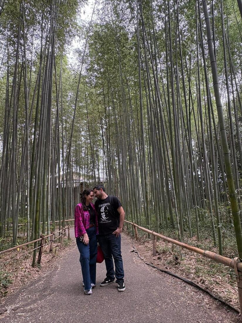 Isa y David paseando por un bosque de bambú en Japón