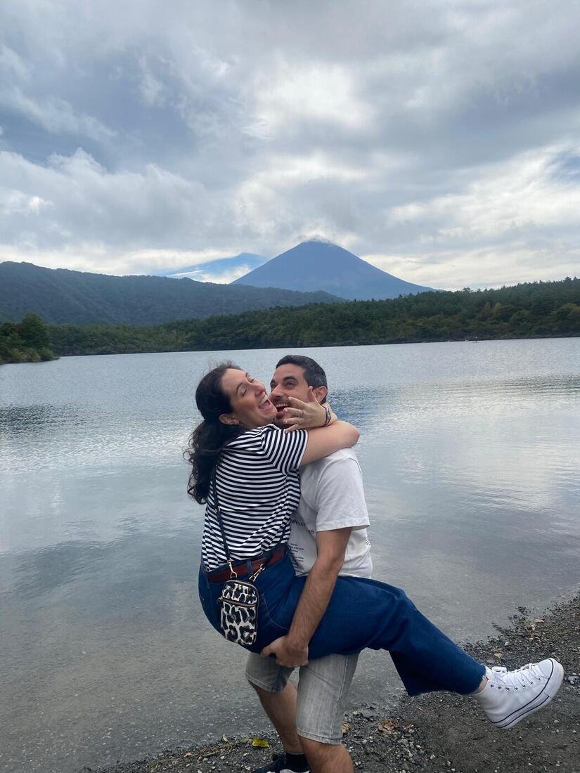 Isa a caballito de David junto a un lago, con el monte Fuji al fondo