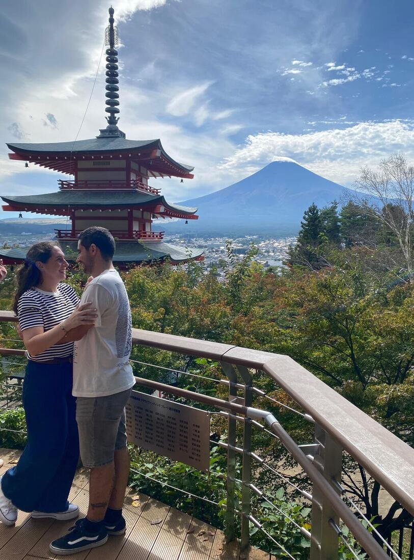 Isa y David frente a la pagoda Chureito, con el monte Fuji al fondo