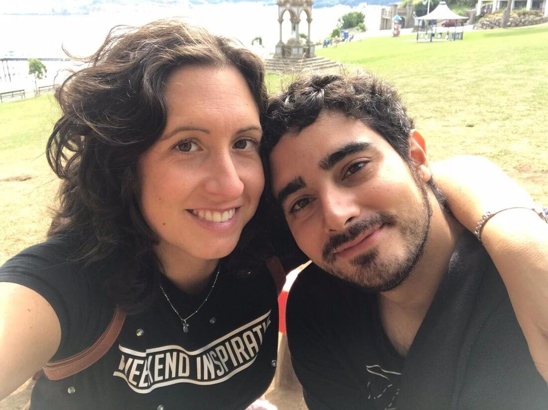 Isa y David en uno de sus primeros viajes juntos, junto al mar