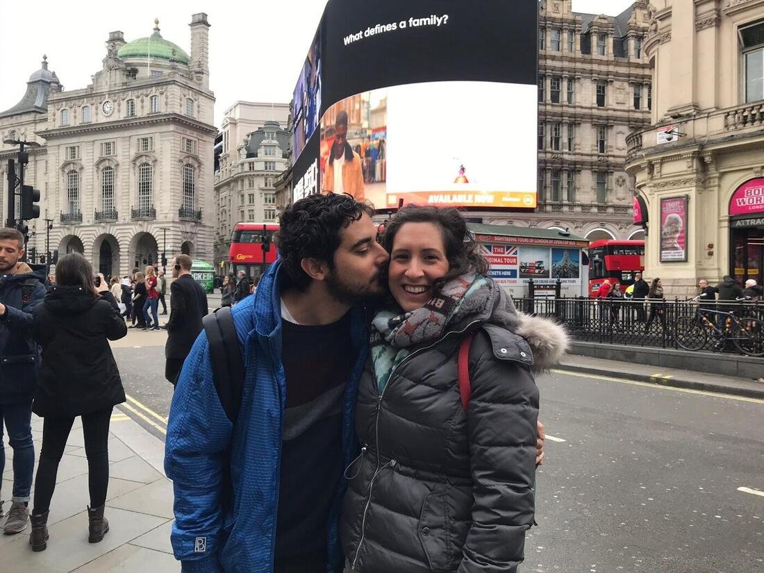 Isa y David en Piccadilly Circus, Londres